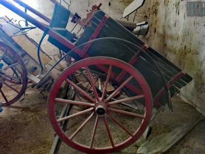 Ecco poi U tra�n (il traino), un carro piccolo rosso e nero con ruote di medie dimensioni che veniva utilizzato pi� che altro per il trasporto delle merci...